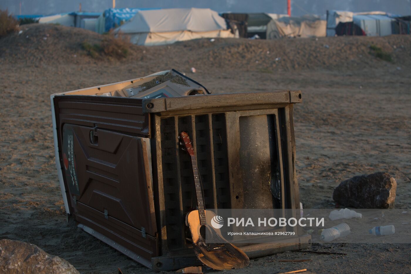 Продолжается расселение стихийного лагеря беженцев в Кале во Франции