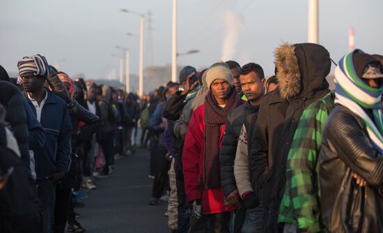 Продолжается расселение стихийного лагеря беженцев в Кале во Франции
