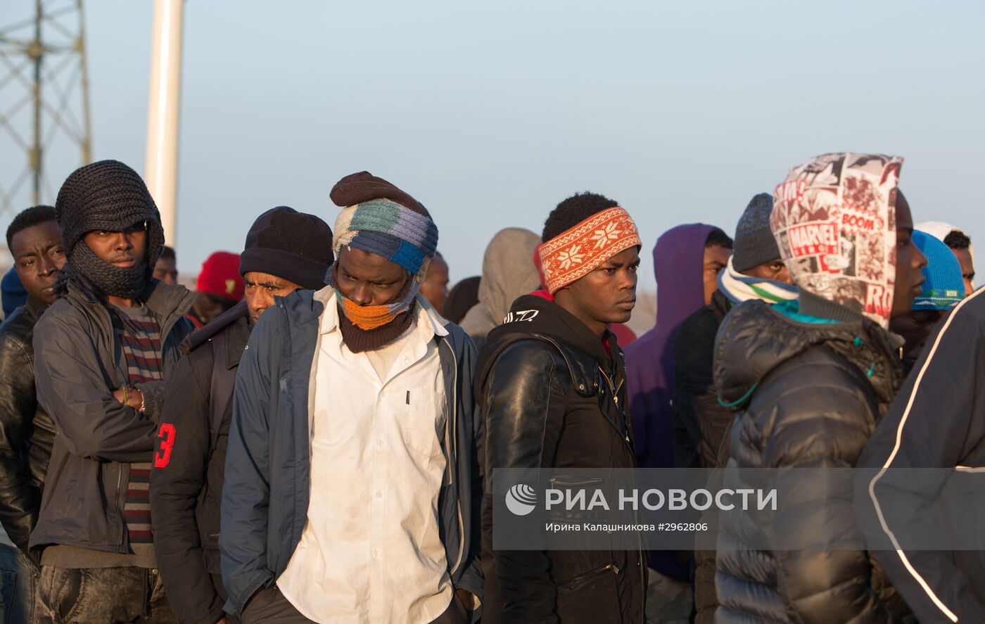 Продолжается расселение стихийного лагеря беженцев в Кале во Франции