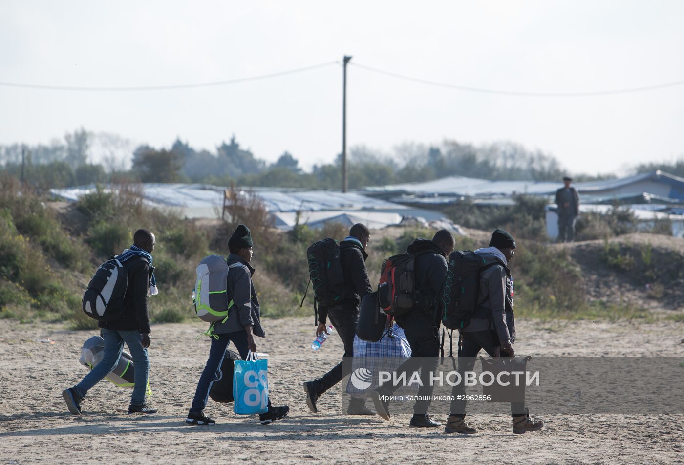 Продолжается расселение стихийного лагеря беженцев в Кале во Франции