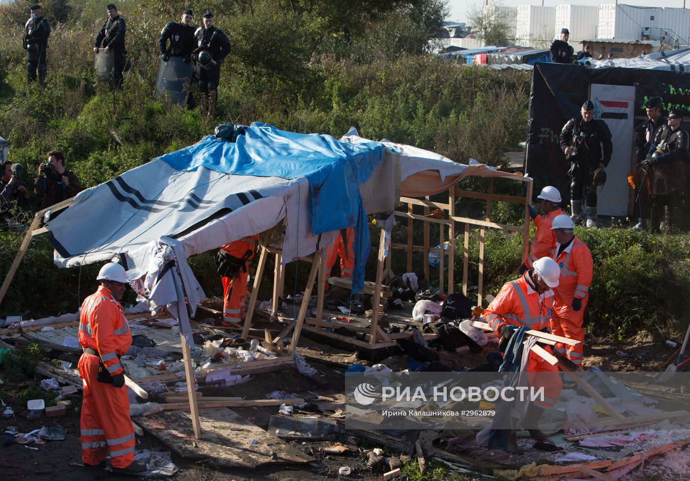 Продолжается расселение стихийного лагеря беженцев в Кале во Франции