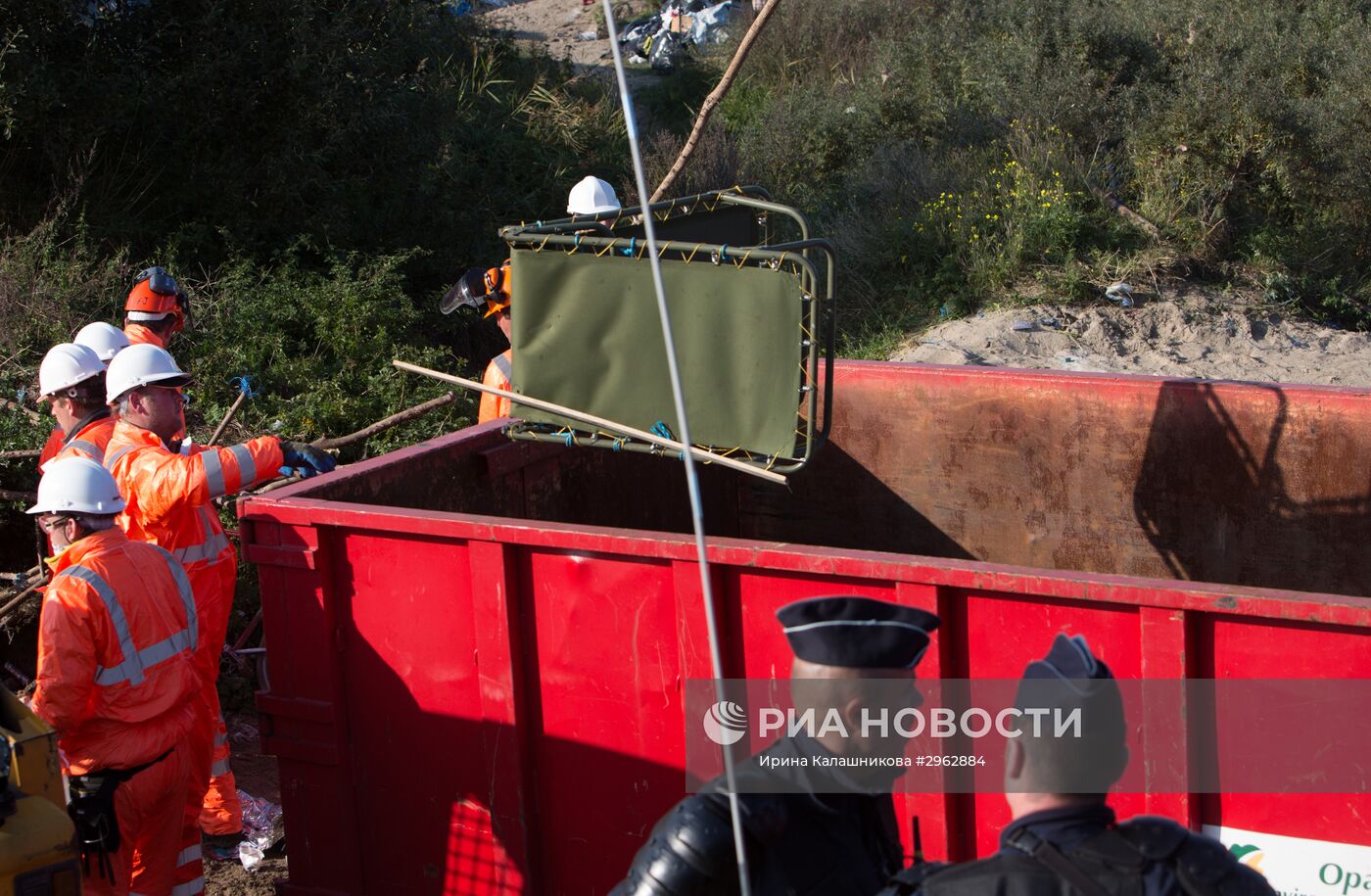 Продолжается расселение стихийного лагеря беженцев в Кале во Франции