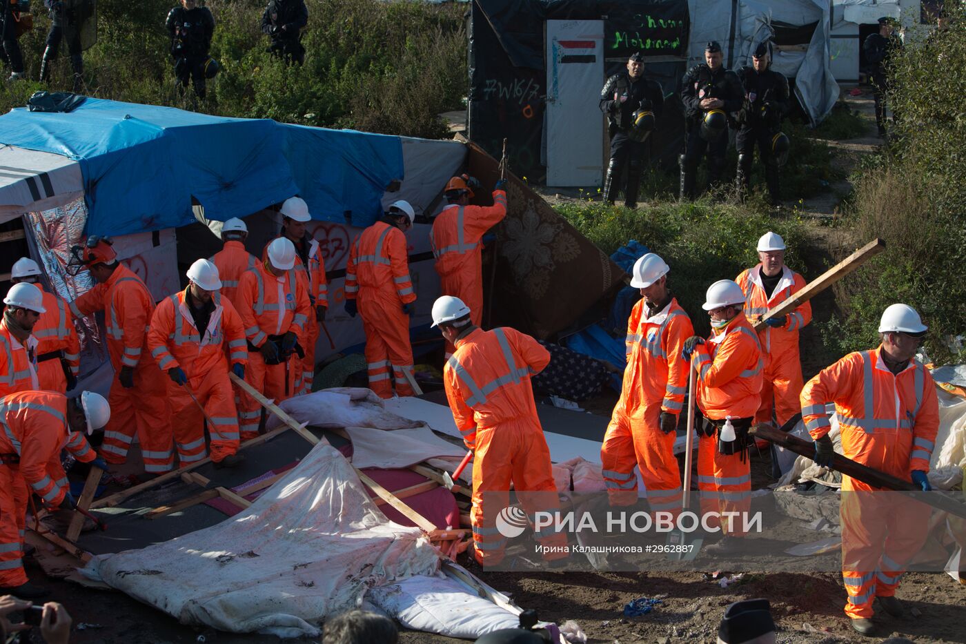 Продолжается расселение стихийного лагеря беженцев в Кале во Франции