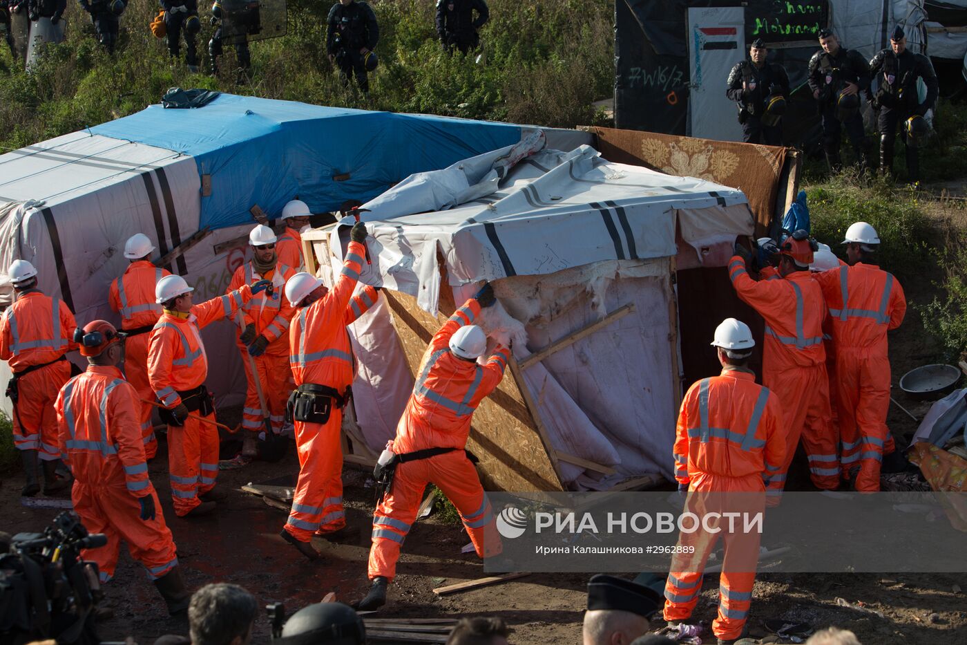 Продолжается расселение стихийного лагеря беженцев в Кале во Франции