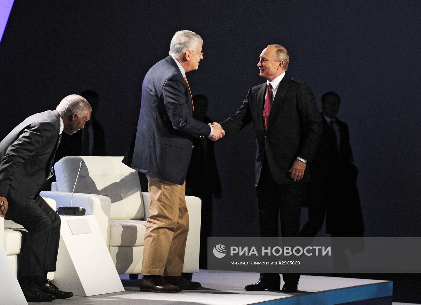 Президент РФ В. Путин принимает участие в XIII ежегодном заседании Международного дискуссионного клуба "Валдай"