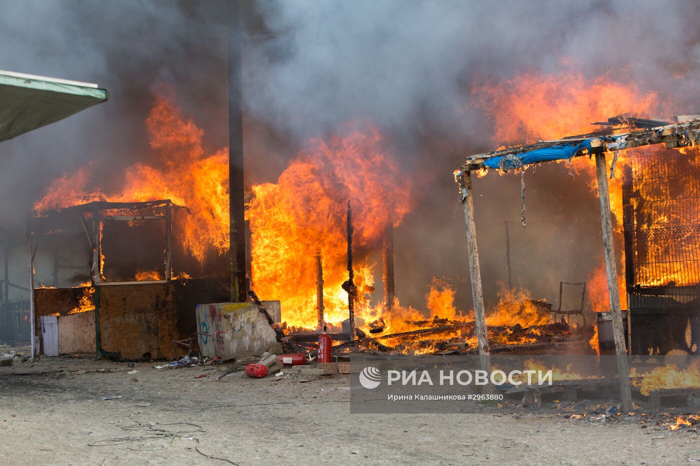 Продолжается расселение стихийного лагеря беженцев в Кале во Франции