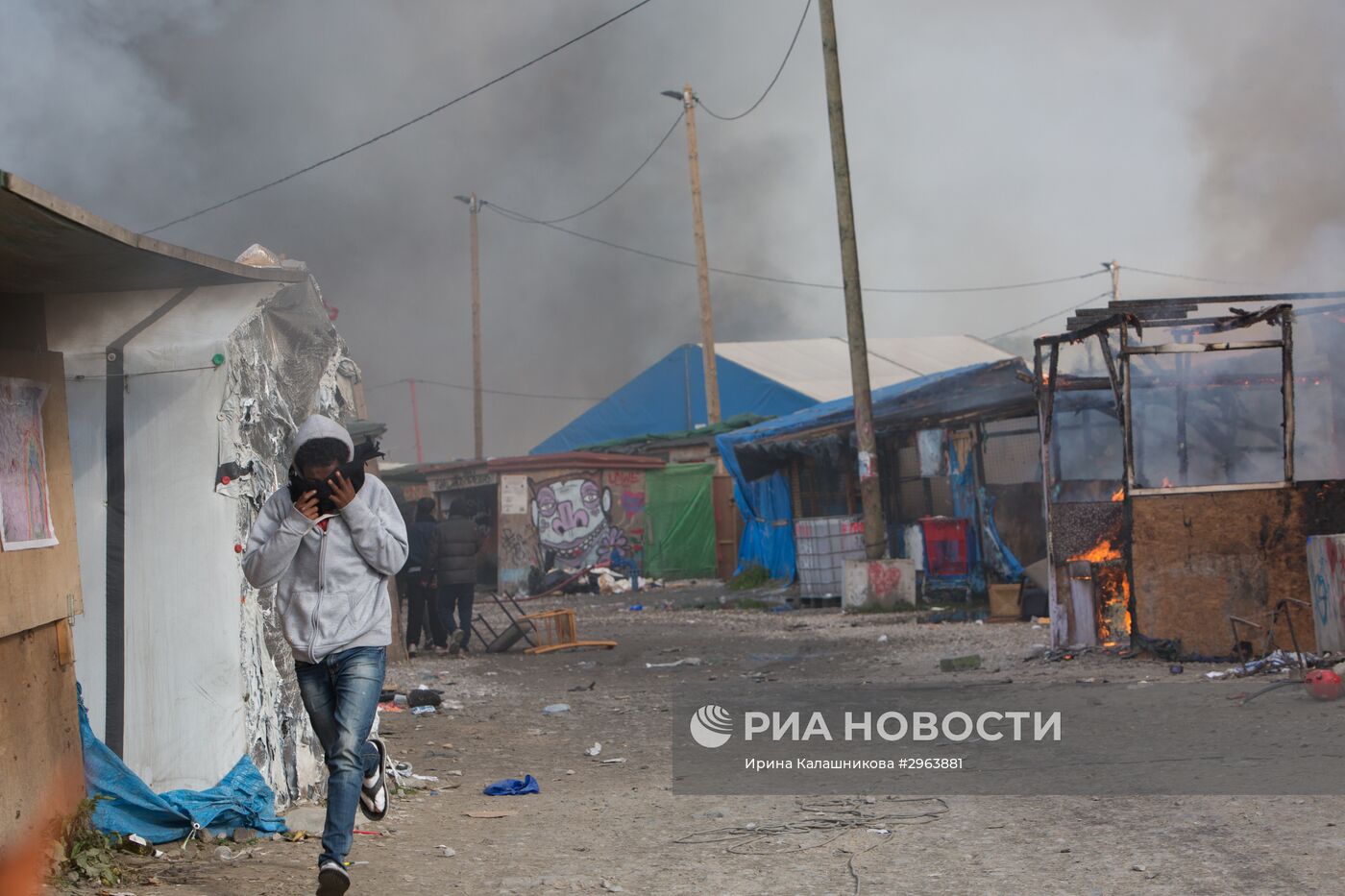 Продолжается расселение стихийного лагеря беженцев в Кале во Франции