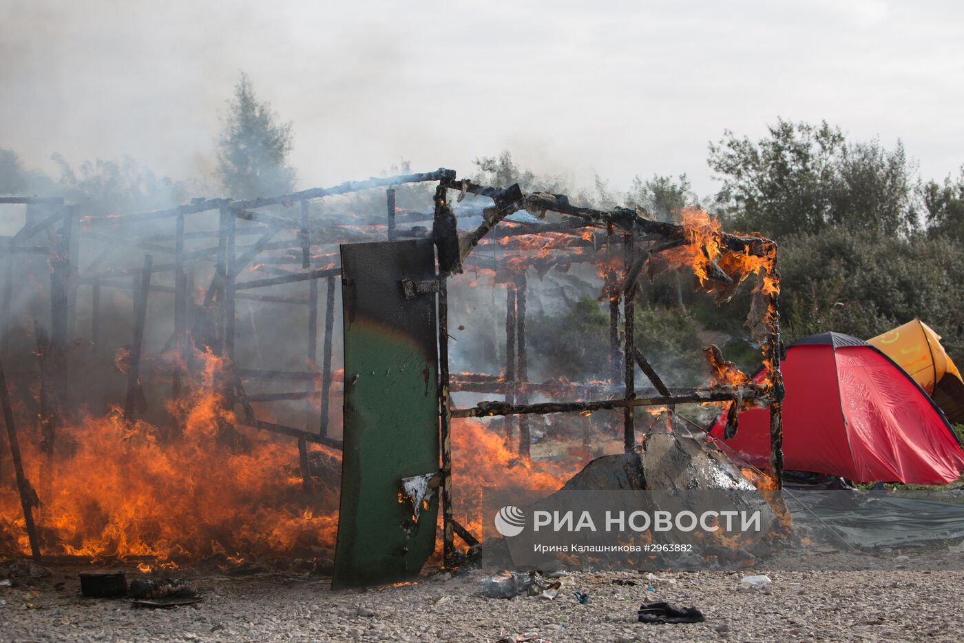 Продолжается расселение стихийного лагеря беженцев в Кале во Франции