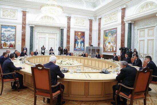 Премьер-министр РФ Д. Медведев принимает участие в заседании Совета глав правительств государств – участников СНГ в Минске