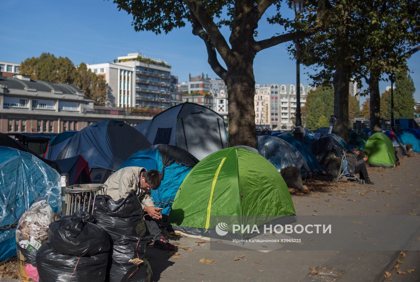 Палаточный лагерь мигрантов в Париже