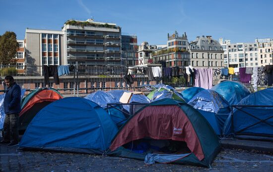 Палаточный лагерь мигрантов в Париже