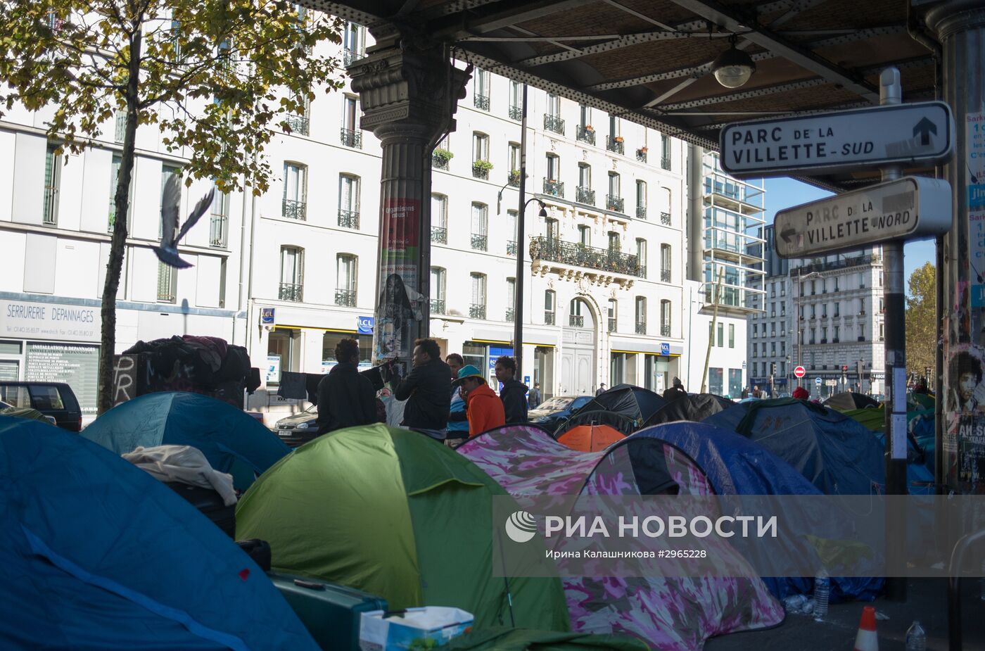 Палаточный лагерь мигрантов в Париже