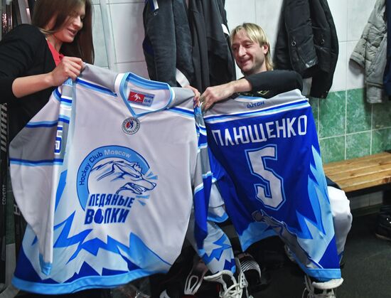 Е. Плющенко и А. Мостовой приняли участие в хоккейном матче