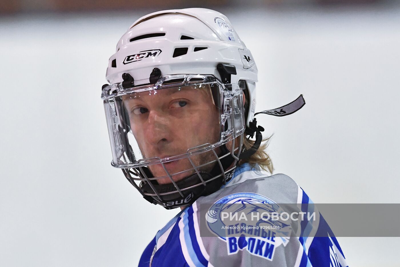 Е. Плющенко и А. Мостовой приняли участие в хоккейном матче