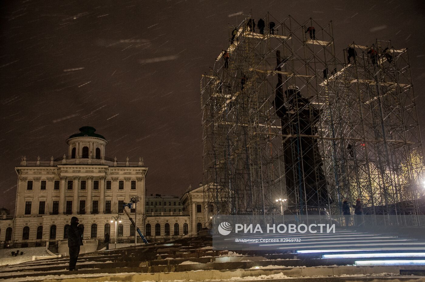 Демонтаж строительных лесов около памятника князю Владимиру на Боровицкой площади