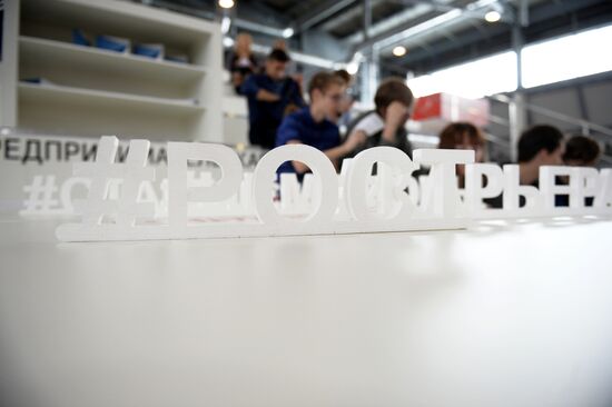 Чемпионат рабочих профессий WorldSkills Hi-Tech-2016 в Екатеринбурге. День второй