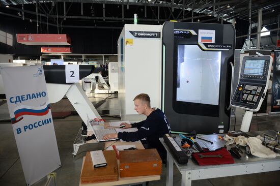 Чемпионат рабочих профессий WorldSkills Hi-Tech-2016 в Екатеринбурге. День второй