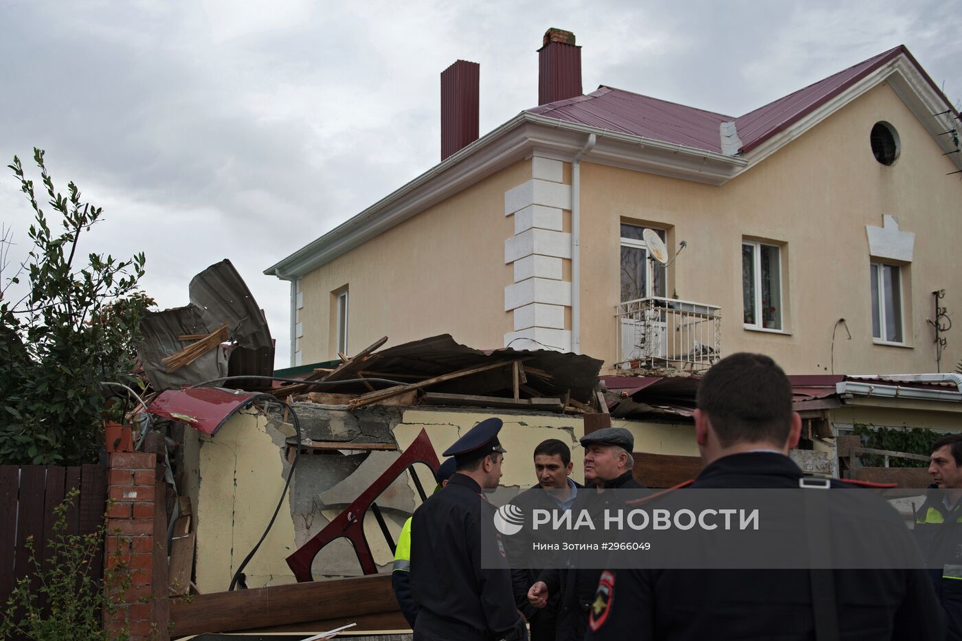 В Сочи вертолет упал на частный дом