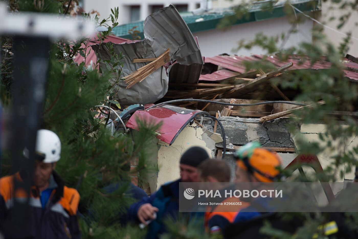 В Сочи вертолет упал на частный дом