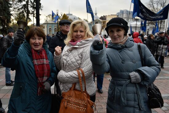 Митинг против высоких тарифов у здания Верховной рады в Киеве