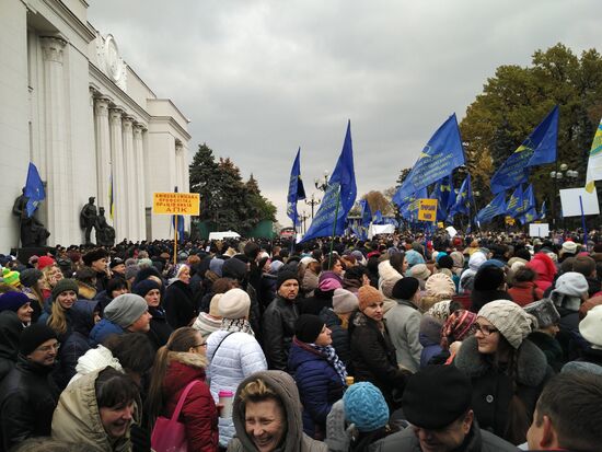 Митинг против высоких тарифов у здания Верховной рады в Киеве