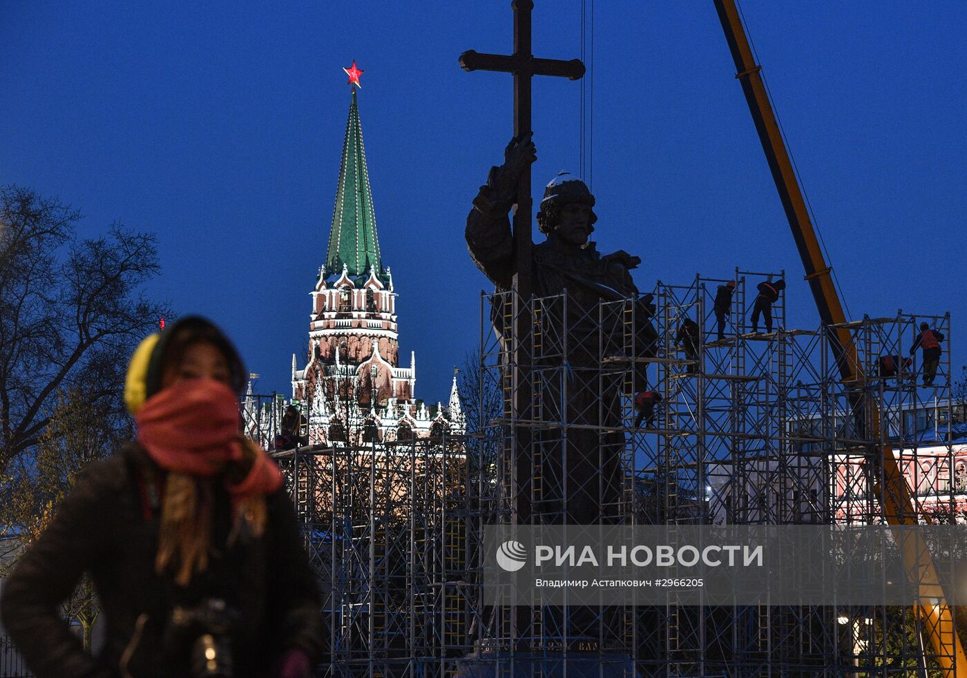 Продолжается демонтаж строительных лесов около памятника князю Владимиру на Боровицкой площади