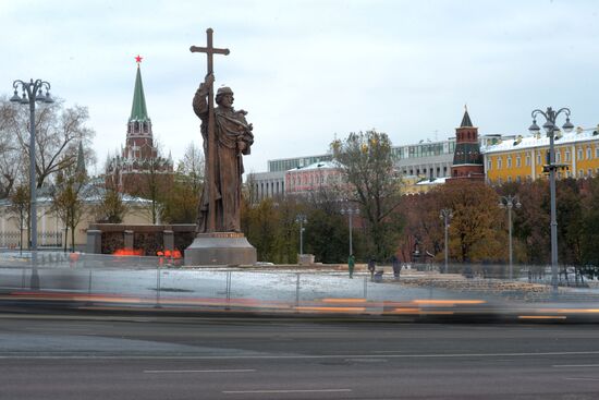 Продолжается демонтаж строительных лесов около памятника князю Владимиру на Боровицкой площади