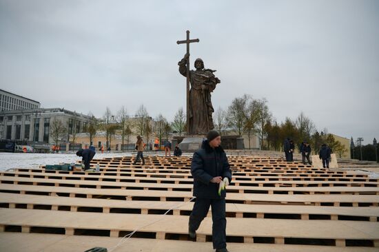 Продолжается демонтаж строительных лесов около памятника князю Владимиру на Боровицкой площади