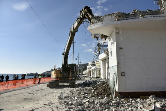 Демонтаж комплекса "Еда" на набережной Ялты