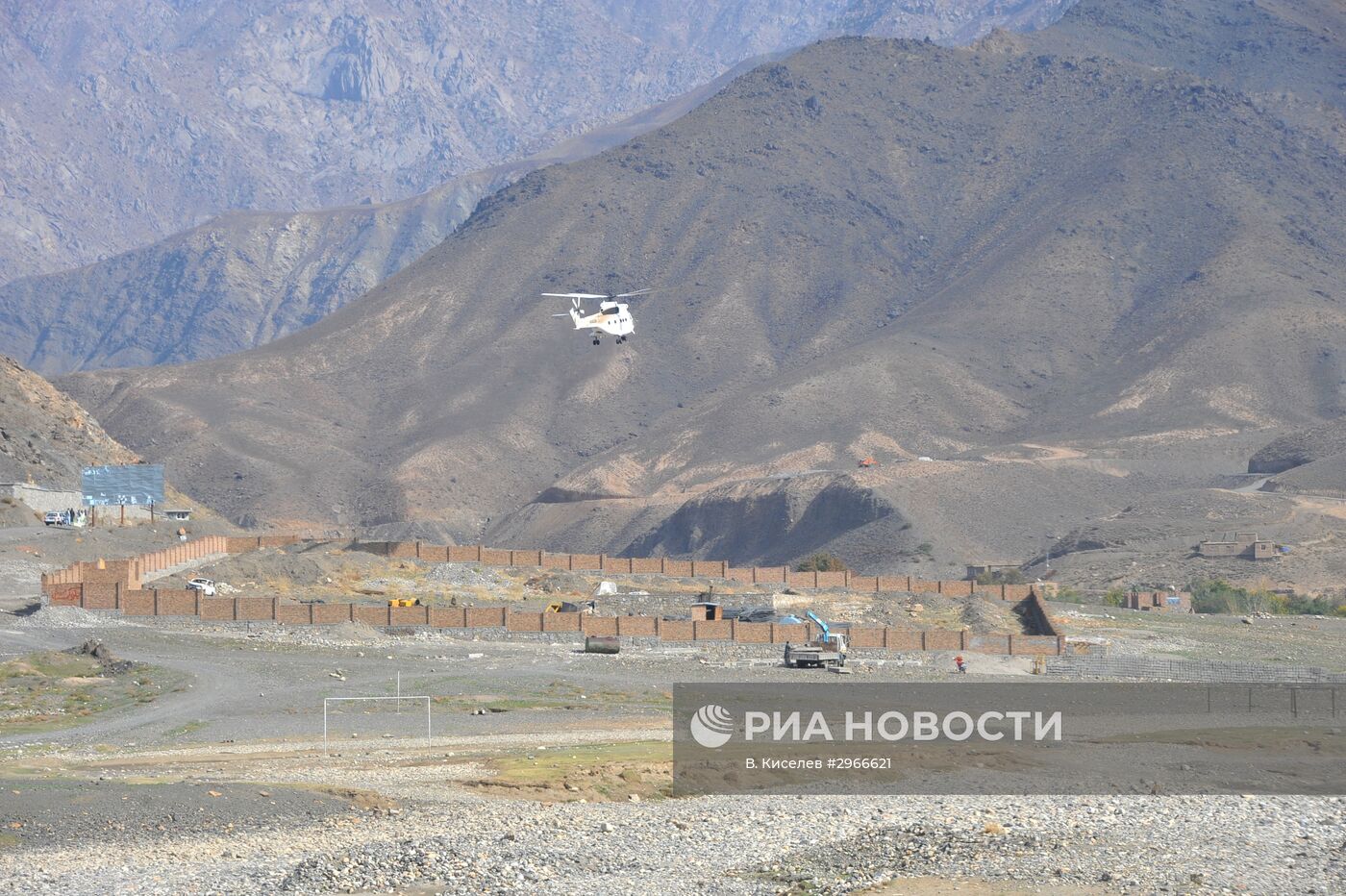 Транспортный вертолет в горах Афганистана