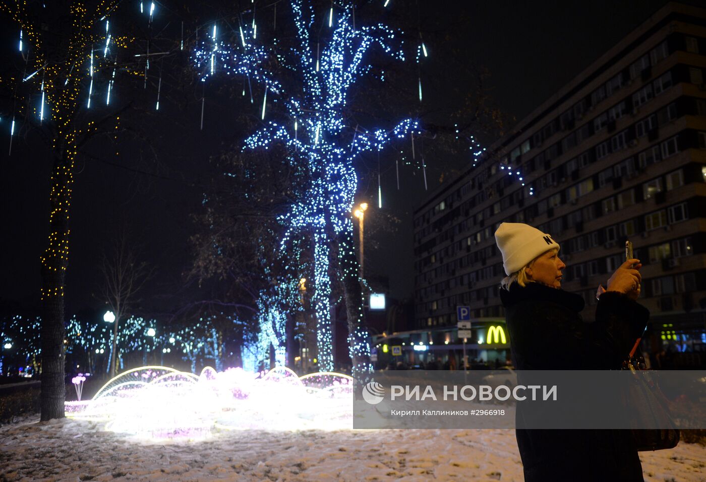 Вечерняя подсветка на улицах Москвы