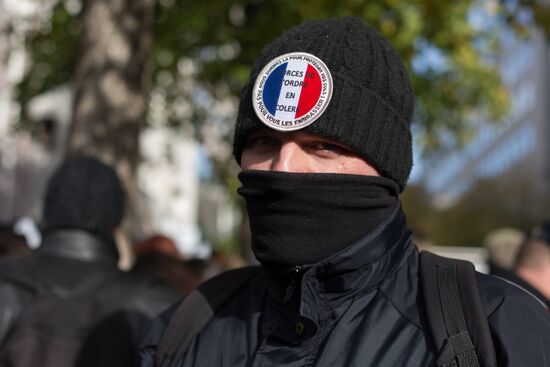 Французские полицейские провели акцию протеста в Париже