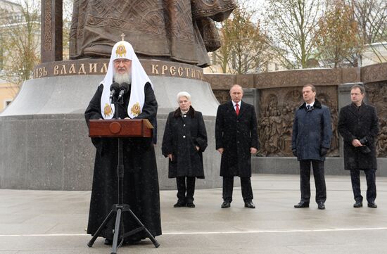 Президент РФ В. Путин и премьер-министр РФ Д. Медведев на церемонии открытия памятника князю Владимиру на Боровицкой площади в Москве