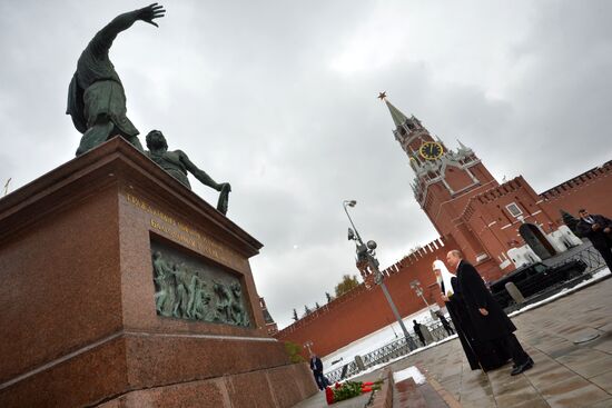 Президент РФ В. Путин возложил цветы к памятнику К.Минину и Д.Пожарскому на Красной площади