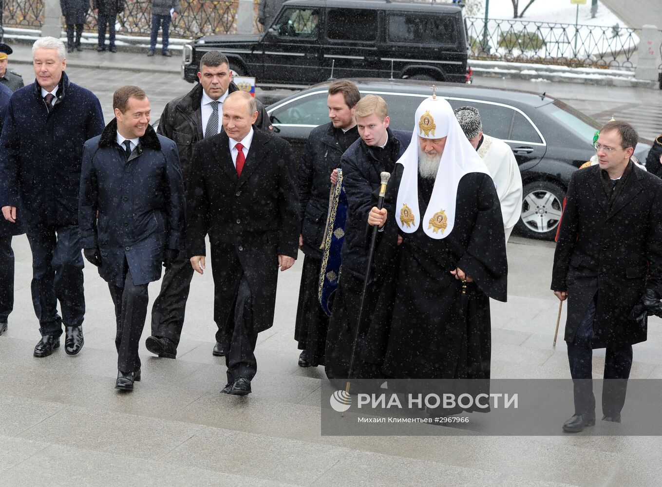 Президент РФ В. Путин и премьер-министр РФ Д. Медведев на церемонии открытия памятника князю Владимиру на Боровицкой площади в Москве