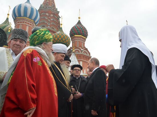 Президент РФ В. Путин возложил цветы к памятнику К.Минину и Д.Пожарскому на Красной площади