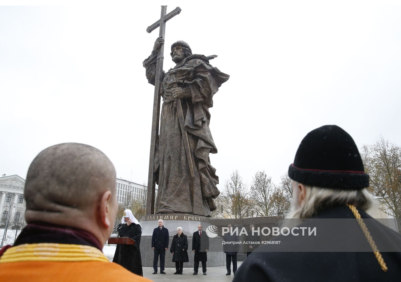 Президент РФ В. Путин и премьер-министр РФ Д. Медведев на церемонии открытия памятника князю Владимиру на Боровицкой площади в Москве