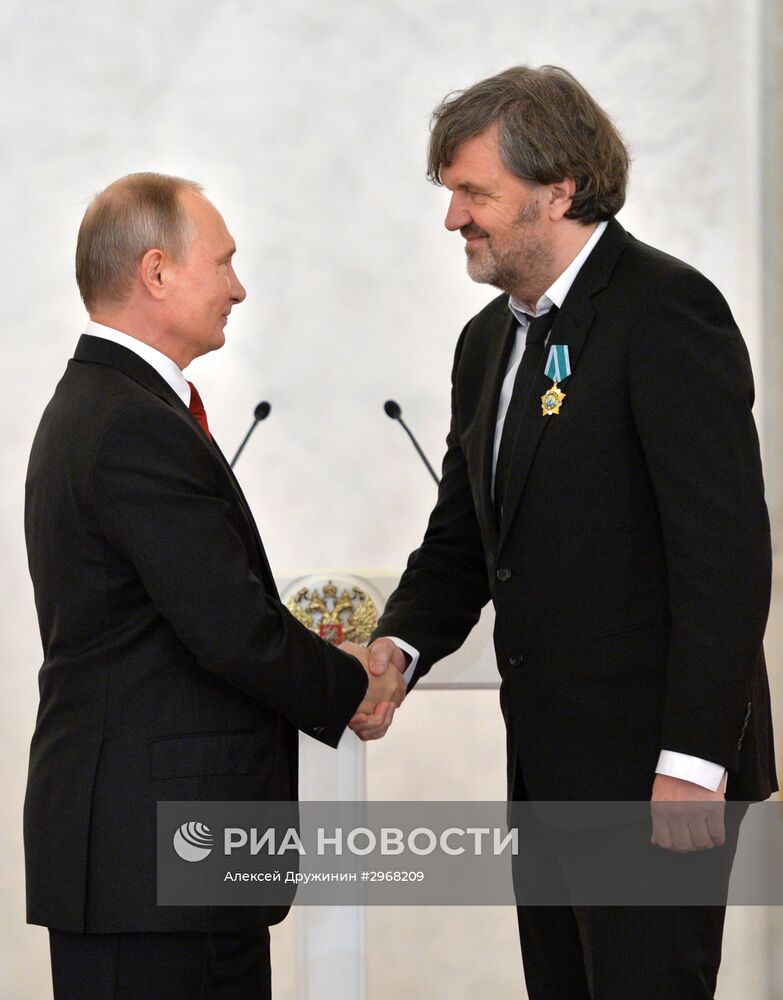 Президент РФ В. Путин вручил государственные награды России иностранным гражданам в честь Дня народного единства