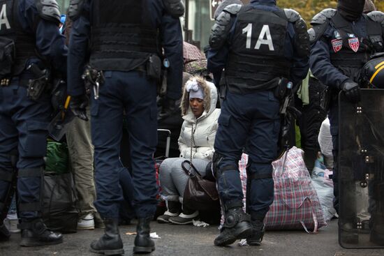 Эвакуация крупного лагеря мигрантов в Париже