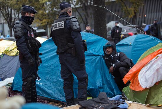 Эвакуация крупного лагеря мигрантов в Париже