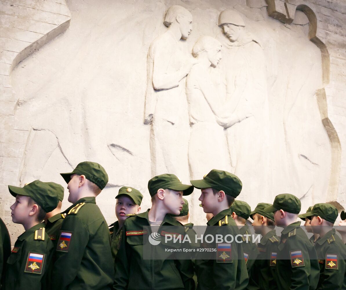 Церемония принятия детей в ряды военно-патриотического движения "Юнармия" в Волгограде