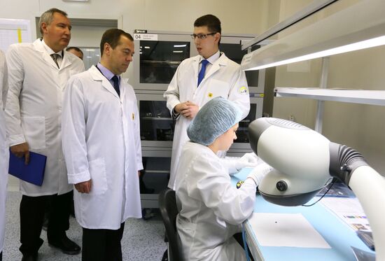 Премьер-министр РФ Д. Медведев посетил ряд предприятий госкорпорации "Роскосмос"