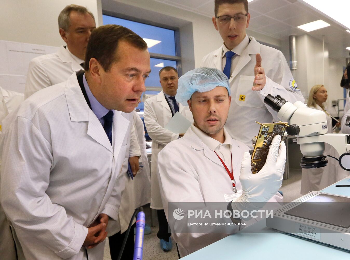 Премьер-министр РФ Д. Медведев посетил ряд предприятий госкорпорации "Роскосмос"