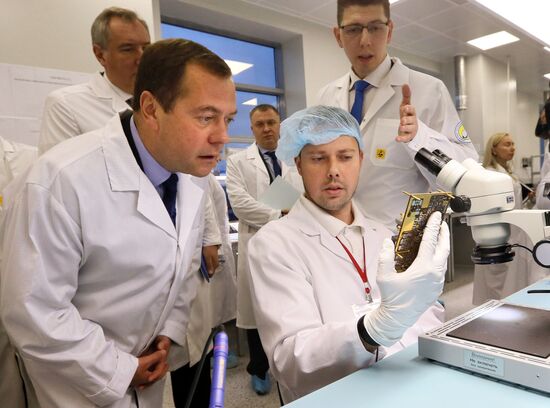 Премьер-министр РФ Д. Медведев посетил ряд предприятий госкорпорации "Роскосмос"