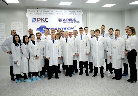 Премьер-министр РФ Д. Медведев посетил ряд предприятий госкорпорации "Роскосмос"