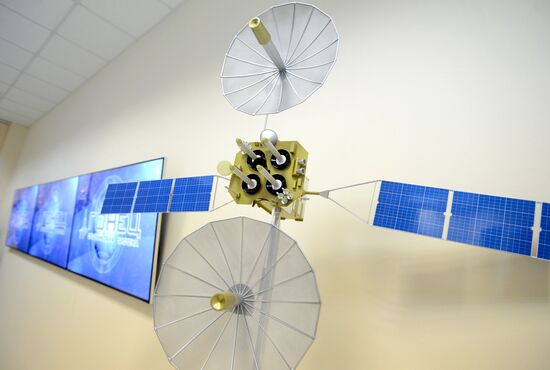 Премьер-министр РФ Д. Медведев посетил ряд предприятий госкорпорации "Роскосмос"