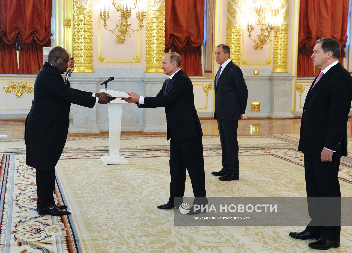 Президент РФ В. Путин принял верительные грамоты у 19 послов иностранных государств