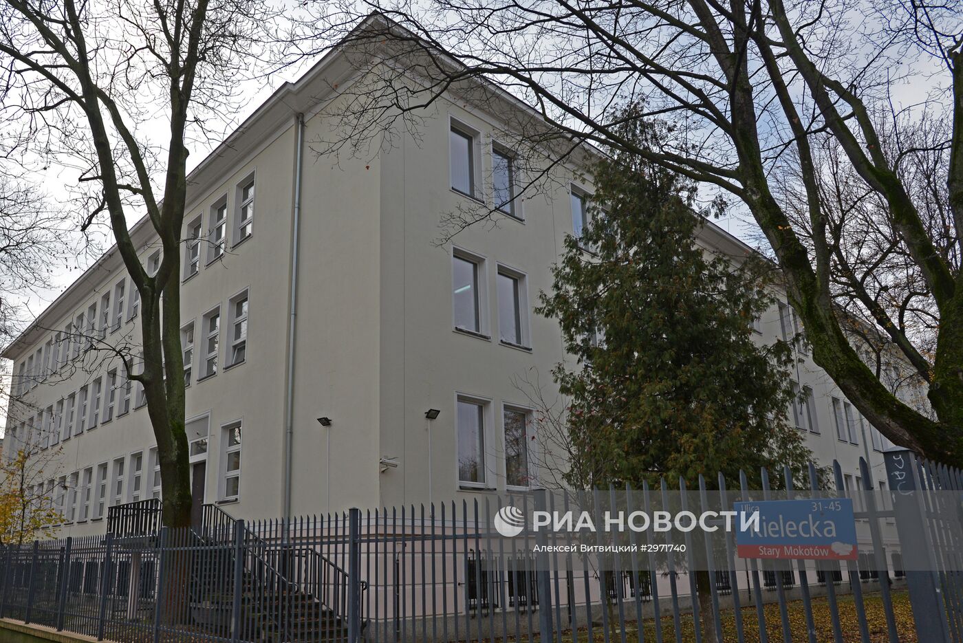 Здание школы по адресу Келецкая дом 45 в Варшаве