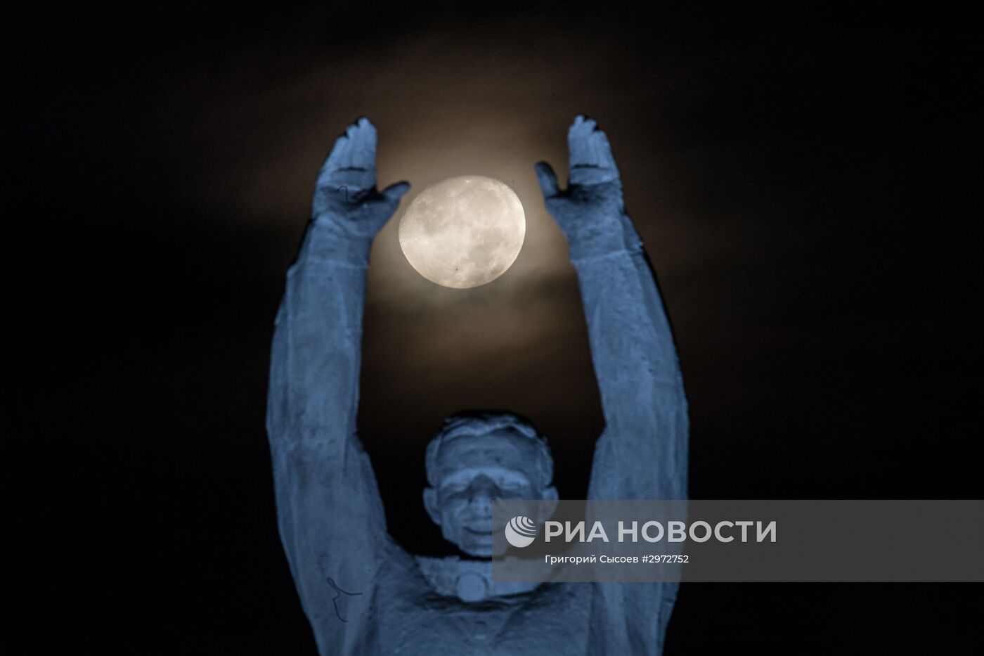 Луна на фоне памятника Юрию Гагарину в Байконуре