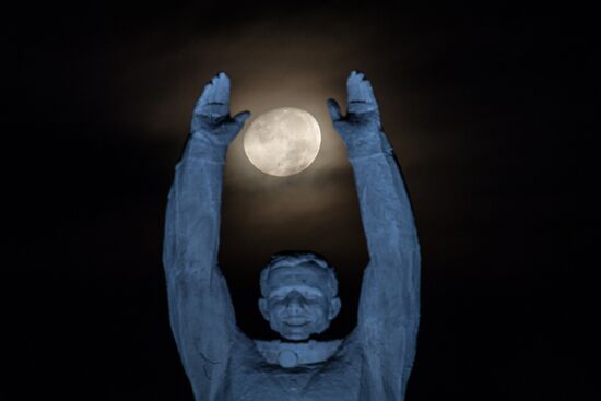 Луна на фоне памятника Юрию Гагарину в Байконуре